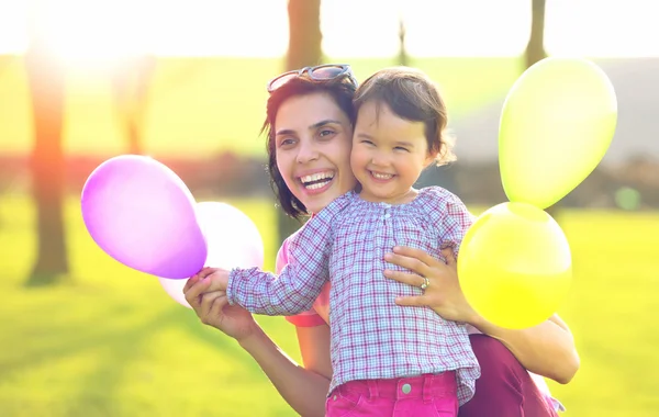 Mutlu sevgi dolu aile. Anne ve çocuk kız oynamaktan — Stok fotoğraf