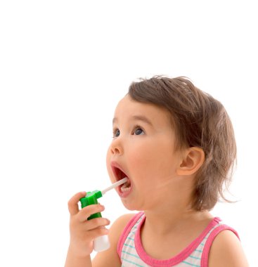 Küçük hasta kız tıbbi sprey nefes almak için kullanılır.