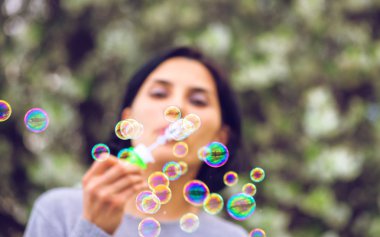 güzel kadın üfleme kabarcıklar. bulanık atış