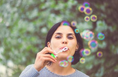 güzel kadın üfleme kabarcıklar