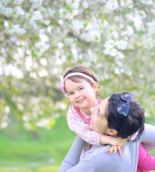 Madre e figlia piccola che giocano insieme in un parco — Foto Stock