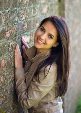 Duvara genç esmer gülümseyen