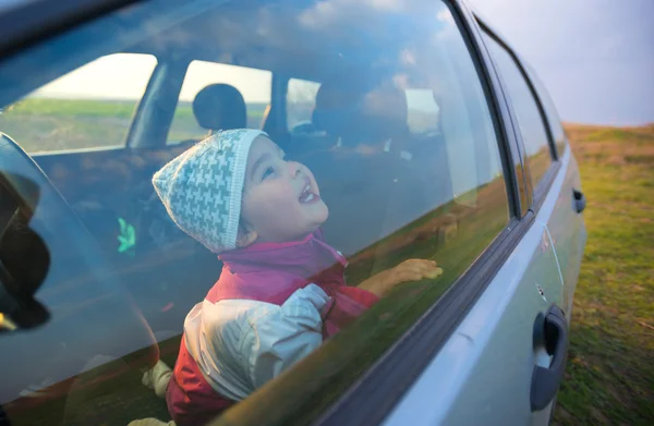 자동차 웃 고 있는 어린 소녀 — 스톡 사진