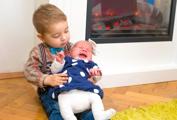 Hermano sosteniendo a su hermana recién nacida —  Fotos de Stock