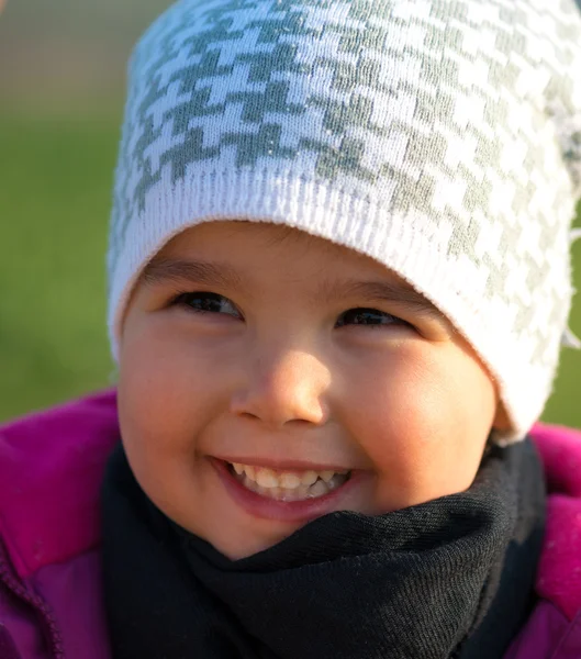 Porträtt av en liten flicka med hatt — Stockfoto