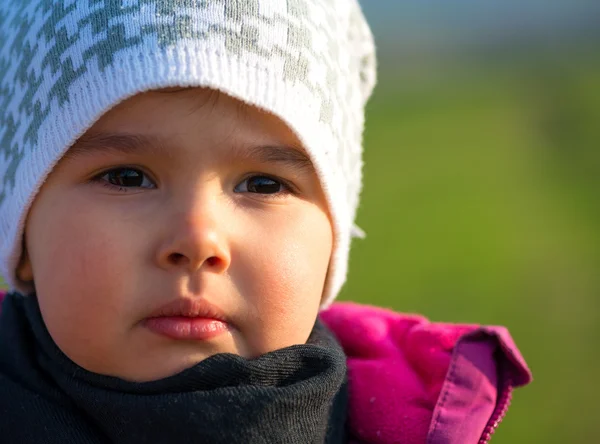 Porträtt av en liten flicka med hatt — Stockfoto