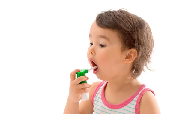 Ziek meisje gebruikt medische spray voor adem — Stockfoto