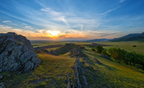 Krajina při západu slunce v létě, Dobrudža, Rumunsko — Stock fotografie