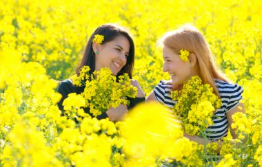 eğlenceli kolza alanında iki güzel kız orgazm