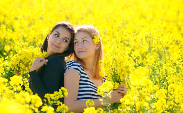 eğlenceli kolza alanında iki güzel kız orgazm