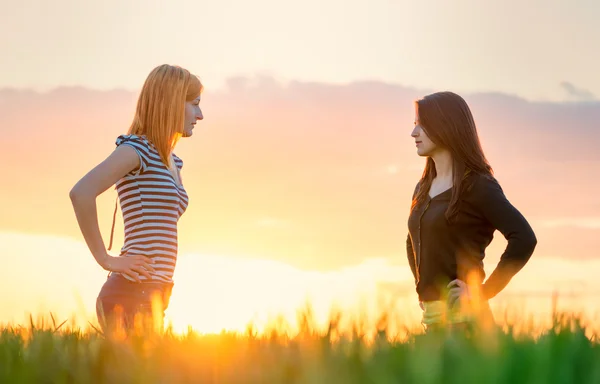 Due bella ragazza al tramonto avendo una discussione — Foto Stock