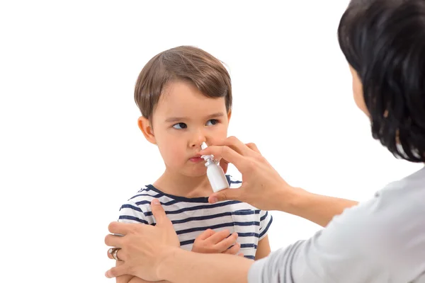 Förälder till en flicka gäller nässpray — Stockfoto
