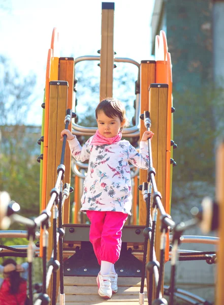 Glad liten tjej att ha roligt på lekplatsen — Stockfoto