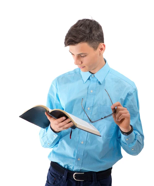 Adolescent lire et étudier à partir du livre noir avec des lunettes isolées — Photo