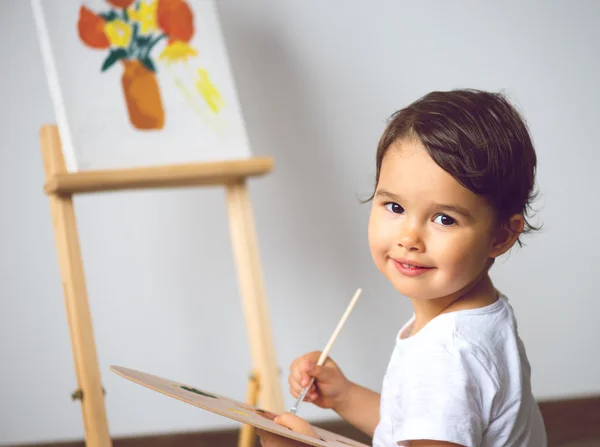 Criança desenhando no cavalete — Fotografia de Stock