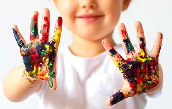 Petites mains de fille peintes dans des peintures colorées — Photo