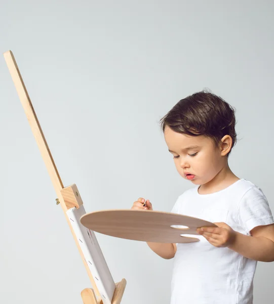 Criança desenhando no cavalete — Fotografia de Stock