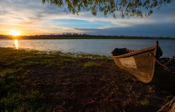 Старий рибальський човен на заході сонця — стокове фото