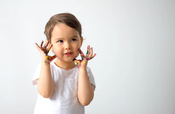 Muchacha divertida con las manos pintadas en pintura colorida —  Fotos de Stock