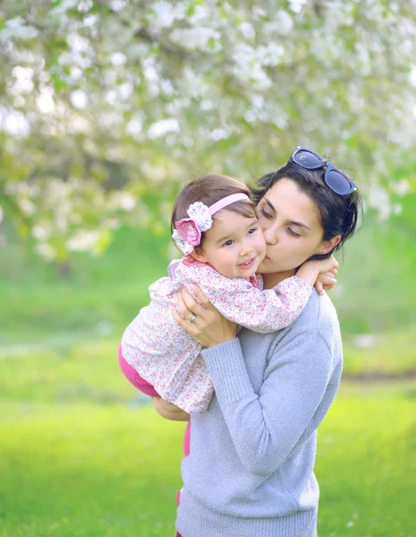 Mãe e filhinha brincando juntas em um parque — Fotografia de Stock