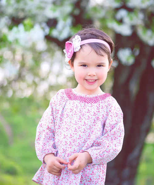 Dulce niña al aire libre — Foto de Stock