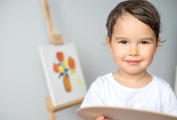 Bambino disegno sul cavalletto — Foto Stock