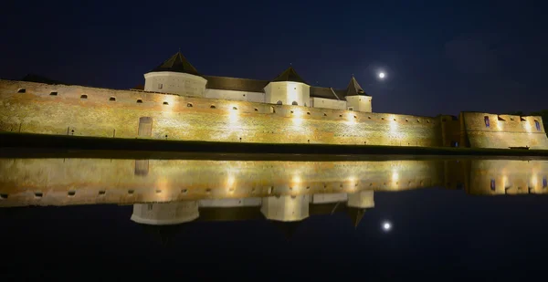 Fortaleza medieval no país romeno Transilvânia, cidade de Fagaras, vista noturna — Fotografia de Stock
