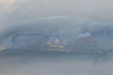 Ev yaz Sunrise bir yere Transilvanya Romanya'da ışık ile kırsal manzara