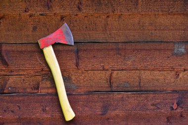 ahşap duvar kırmızı balta