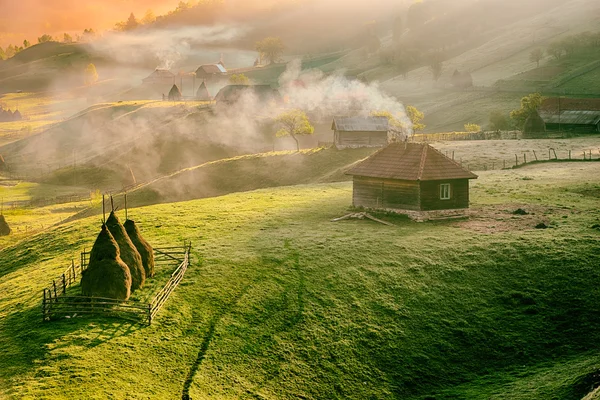Horská krajina v letní ráno, Rumunsko — Stock fotografie