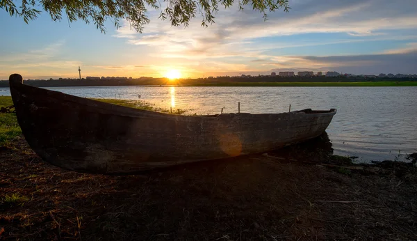 Velho barco de pesca ao pôr do sol — Fotografia de Stock