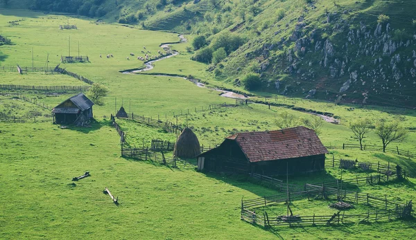 Paisaje rural con casa en verano luz del amanecer en algún lugar de Transilvania Rumania — Foto de Stock