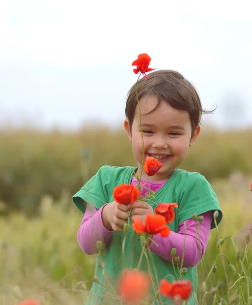 Feliz niña linda en el campo de amapolas. Niños felices. Estilo de vida saludable —  Fotos de Stock