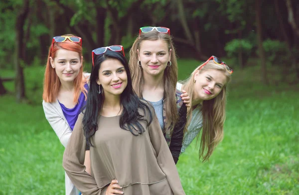 Happy vrienden poseren samen op een zomerdag — Stockfoto