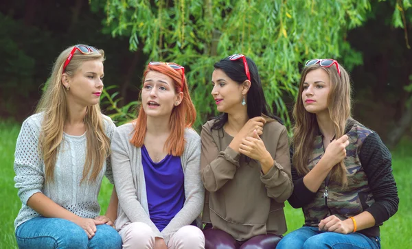 Happy vrienden poseren samen op een zomerdag — Stockfoto