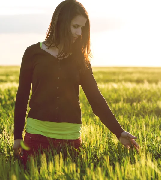 Beauté fille en plein air profiter de la nature . — Photo