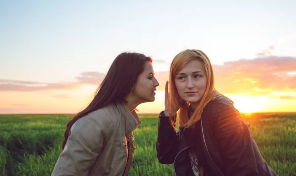 Persone comunicazione e amicizia concetto- Due amiche sussurrando segreti — Foto Stock