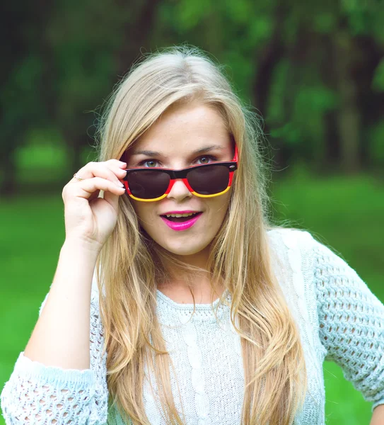 Allemagne fan de football avec des lunettes de soleil drôles — Photo