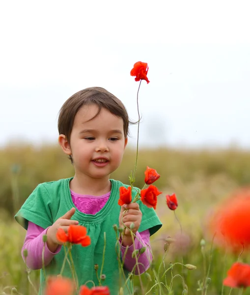 Joyeux enfant fille mignonne sur champ de coquelicots. Des enfants heureux. Mode de vie sain — Photo