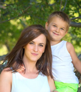 genç anne ve oğlu vakit açık bir yaz gününde