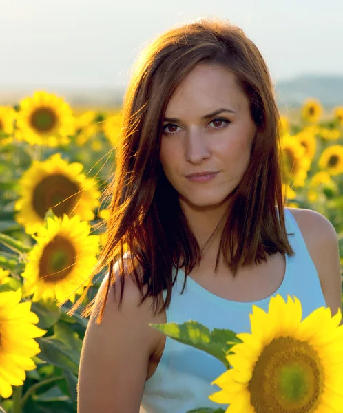 Kvinna i solros fält - livet på landsbygden och aromterapi koncept — Stockfoto