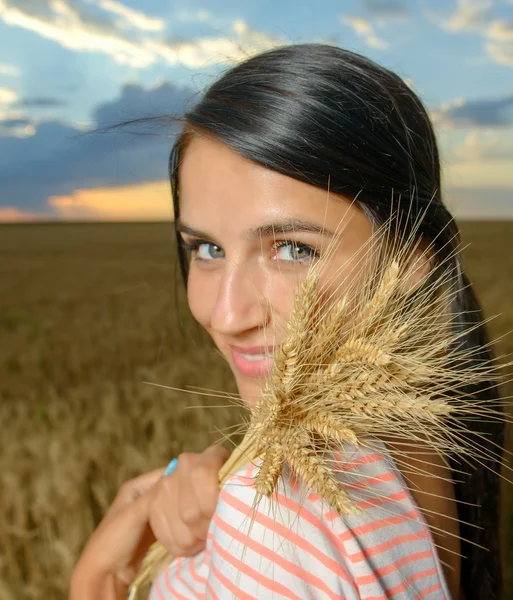 Natural beauty. Beautiful girl in a wheat field — Stock Photo, Image