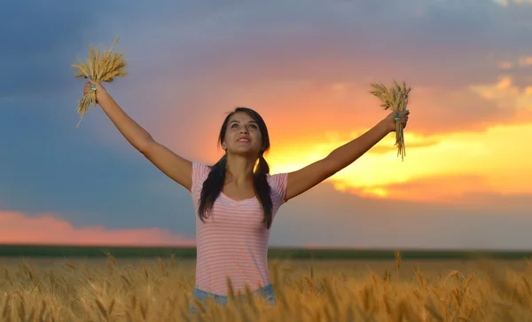 Woman feeling free in a beautiful natural setting. — Stock Photo, Image