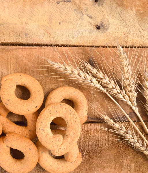 Taralli on the wood table,Traditional Italian snack from Puglia — Stock Photo, Image