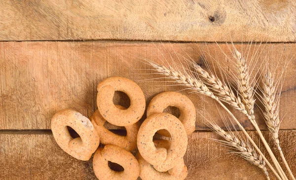 Taralli on the wood table,Traditional Italian snack from Puglia — Stock Photo, Image