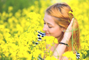 Kolza alanda güzel bir kızın portresi