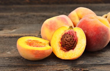 ahşap masa üzerinde taze şeftali