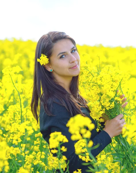 Porträt eines schönen Mädchens im Colza-Feld — Stockfoto