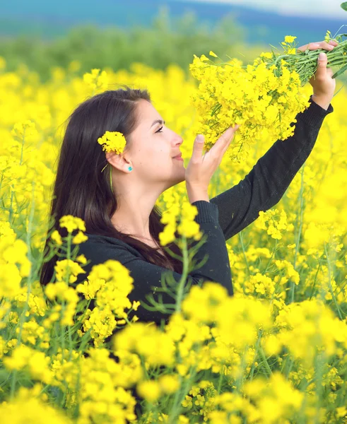 Retrato de uma menina bonita no campo colza — Fotografia de Stock