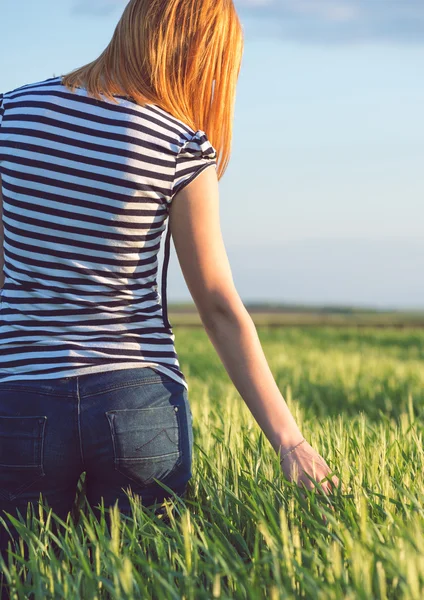 Chica rubia en el campo verde disfrutando de la naturaleza — Foto de Stock